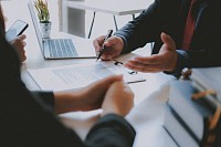 Le opzioni di prestito sono soluzioni finanziarie pensate per soddisfare le diverse esigenze dei mutuatari, che si tratti di un progetto personale, immobiliare o professionale. Scegliere la giusta opzione di prestito può essere complesso a causa della varietà di offerte disponibili sul mercato, ma è essenziale trovare quella più adatta alla propria situazione. Le principali opzioni di prestito includono prestiti personali, prestiti sulla casa, prestiti agli studenti, prestiti al consumo e prestiti alle aziende. Ognuno di questi prestiti ha caratteristiche uniche, come il tasso di interesse, la durata del rimborso e le condizioni del prestito. Per massimizzare le possibilità di successo, è fondamentale valutare correttamente la propria capacità di rimborso, confrontare i tassi di interesse e tenere conto dei costi aggiuntivi. Per trovare la giusta soluzione di finanziamento è necessario tenere conto anche dei propri obiettivi a breve, medio o lungo termine. Si consiglia di consultare un consulente finanziario o di utilizzare simulatori di prestito online per perfezionare la scelta e assicurarsi che l'opzione selezionata corrisponda alle proprie esigenze finanziarie.