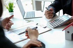 Le opzioni di prestito sono soluzioni finanziarie pensate per soddisfare le diverse esigenze dei mutuatari, che si tratti di un progetto personale, immobiliare o professionale. Scegliere la giusta opzione di prestito può essere complesso a causa della varietà di offerte disponibili sul mercato, ma è essenziale trovare quella più adatta alla propria situazione. Le principali opzioni di prestito includono prestiti personali, prestiti sulla casa, prestiti agli studenti, prestiti al consumo e prestiti alle aziende. Ognuno di questi prestiti ha caratteristiche uniche, come il tasso di interesse, la durata del rimborso e le condizioni del prestito. Per massimizzare le possibilità di successo, è fondamentale valutare correttamente la propria capacità di rimborso, confrontare i tassi di interesse e tenere conto dei costi aggiuntivi. Per trovare la giusta soluzione di finanziamento è necessario tenere conto anche dei propri obiettivi a breve, medio o lungo termine. Si consiglia di consultare un consulente finanziario o di utilizzare simulatori di prestito online per perfezionare la scelta e assicurarsi che l'opzione selezionata corrisponda alle proprie esigenze finanziarie.
