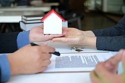 Le opzioni di prestito sono soluzioni finanziarie pensate per soddisfare le diverse esigenze dei mutuatari, che si tratti di un progetto personale, immobiliare o professionale. Scegliere la giusta opzione di prestito può essere complesso a causa della varietà di offerte disponibili sul mercato, ma è essenziale trovare quella più adatta alla propria situazione. Le principali opzioni di prestito includono prestiti personali, prestiti sulla casa, prestiti agli studenti, prestiti al consumo e prestiti alle aziende. Ognuno di questi prestiti ha caratteristiche uniche, come il tasso di interesse, la durata del rimborso e le condizioni del prestito. Per massimizzare le possibilità di successo, è fondamentale valutare correttamente la propria capacità di rimborso, confrontare i tassi di interesse e tenere conto dei costi aggiuntivi. Per trovare la giusta soluzione di finanziamento è necessario tenere conto anche dei propri obiettivi a breve, medio o lungo termine. Si consiglia di consultare un consulente finanziario o di utilizzare simulatori di prestito online per perfezionare la scelta e assicurarsi che l'opzione selezionata corrisponda alle proprie esigenze finanziarie.