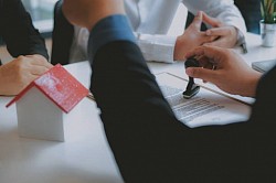 Le opzioni di prestito sono soluzioni finanziarie pensate per soddisfare le diverse esigenze dei mutuatari, che si tratti di un progetto personale, immobiliare o professionale. Scegliere la giusta opzione di prestito può essere complesso a causa della varietà di offerte disponibili sul mercato, ma è essenziale trovare quella più adatta alla propria situazione. Le principali opzioni di prestito includono prestiti personali, prestiti sulla casa, prestiti agli studenti, prestiti al consumo e prestiti alle aziende. Ognuno di questi prestiti ha caratteristiche uniche, come il tasso di interesse, la durata del rimborso e le condizioni del prestito. Per massimizzare le possibilità di successo, è fondamentale valutare correttamente la propria capacità di rimborso, confrontare i tassi di interesse e tenere conto dei costi aggiuntivi. Per trovare la giusta soluzione di finanziamento è necessario tenere conto anche dei propri obiettivi a breve, medio o lungo termine. Si consiglia di consultare un consulente finanziario o di utilizzare simulatori di prestito online per perfezionare la scelta e assicurarsi che l'opzione selezionata corrisponda alle proprie esigenze finanziarie.