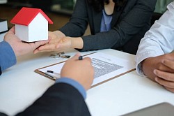 Le opzioni di prestito sono soluzioni finanziarie pensate per soddisfare le diverse esigenze dei mutuatari, che si tratti di un progetto personale, immobiliare o professionale. Scegliere la giusta opzione di prestito può essere complesso a causa della varietà di offerte disponibili sul mercato, ma è essenziale trovare quella più adatta alla propria situazione. Le principali opzioni di prestito includono prestiti personali, prestiti sulla casa, prestiti agli studenti, prestiti al consumo e prestiti alle aziende. Ognuno di questi prestiti ha caratteristiche uniche, come il tasso di interesse, la durata del rimborso e le condizioni del prestito. Per massimizzare le possibilità di successo, è fondamentale valutare correttamente la propria capacità di rimborso, confrontare i tassi di interesse e tenere conto dei costi aggiuntivi. Per trovare la giusta soluzione di finanziamento è necessario tenere conto anche dei propri obiettivi a breve, medio o lungo termine. Si consiglia di consultare un consulente finanziario o di utilizzare simulatori di prestito online per perfezionare la scelta e assicurarsi che l'opzione selezionata corrisponda alle proprie esigenze finanziarie.