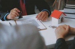 Le opzioni di prestito sono soluzioni finanziarie pensate per soddisfare le diverse esigenze dei mutuatari, che si tratti di un progetto personale, immobiliare o professionale. Scegliere la giusta opzione di prestito può essere complesso a causa della varietà di offerte disponibili sul mercato, ma è essenziale trovare quella più adatta alla propria situazione. Le principali opzioni di prestito includono prestiti personali, prestiti sulla casa, prestiti agli studenti, prestiti al consumo e prestiti alle aziende. Ognuno di questi prestiti ha caratteristiche uniche, come il tasso di interesse, la durata del rimborso e le condizioni del prestito. Per massimizzare le possibilità di successo, è fondamentale valutare correttamente la propria capacità di rimborso, confrontare i tassi di interesse e tenere conto dei costi aggiuntivi. Per trovare la giusta soluzione di finanziamento è necessario tenere conto anche dei propri obiettivi a breve, medio o lungo termine. Si consiglia di consultare un consulente finanziario o di utilizzare simulatori di prestito online per perfezionare la scelta e assicurarsi che l'opzione selezionata corrisponda alle proprie esigenze finanziarie.