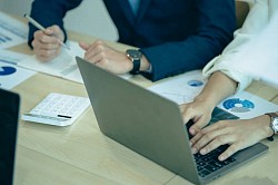 Le opzioni di prestito sono soluzioni finanziarie pensate per soddisfare le diverse esigenze dei mutuatari, che si tratti di un progetto personale, immobiliare o professionale. Scegliere la giusta opzione di prestito può essere complesso a causa della varietà di offerte disponibili sul mercato, ma è essenziale trovare quella più adatta alla propria situazione. Le principali opzioni di prestito includono prestiti personali, prestiti sulla casa, prestiti agli studenti, prestiti al consumo e prestiti alle aziende. Ognuno di questi prestiti ha caratteristiche uniche, come il tasso di interesse, la durata del rimborso e le condizioni del prestito. Per massimizzare le possibilità di successo, è fondamentale valutare correttamente la propria capacità di rimborso, confrontare i tassi di interesse e tenere conto dei costi aggiuntivi. Per trovare la giusta soluzione di finanziamento è necessario tenere conto anche dei propri obiettivi a breve, medio o lungo termine. Si consiglia di consultare un consulente finanziario o di utilizzare simulatori di prestito online per perfezionare la scelta e assicurarsi che l'opzione selezionata corrisponda alle proprie esigenze finanziarie.