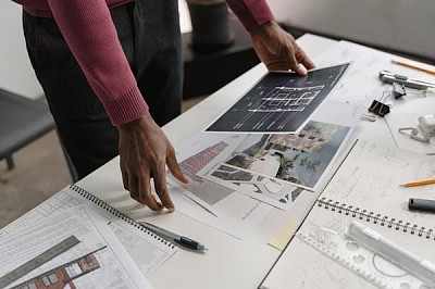Viviamo in un mondo in cui l'accesso alla proprietà immobiliare è diventato un obiettivo per molti individui, che si tratti di acquistare una prima casa, di investire in un immobile in affitto o di finanziare progetti di ristrutturazione. Tuttavia, ottenere un mutuo ipotecario adatto alle proprie esigenze resta una tappa fondamentale di questo processo. Il mercato dei mutui è vasto e complesso e offre una moltitudine di soluzioni finanziarie a seconda della natura del progetto, della capacità di rimborso e degli obiettivi a lungo termine. Trovare la soluzione di finanziamento ideale può sembrare difficile, ma prendendoti il ​​tempo di valutare tutte le opzioni disponibili, potrai accedere a prestiti vantaggiosi che ti aiuteranno a realizzare i tuoi sogni immobiliari.