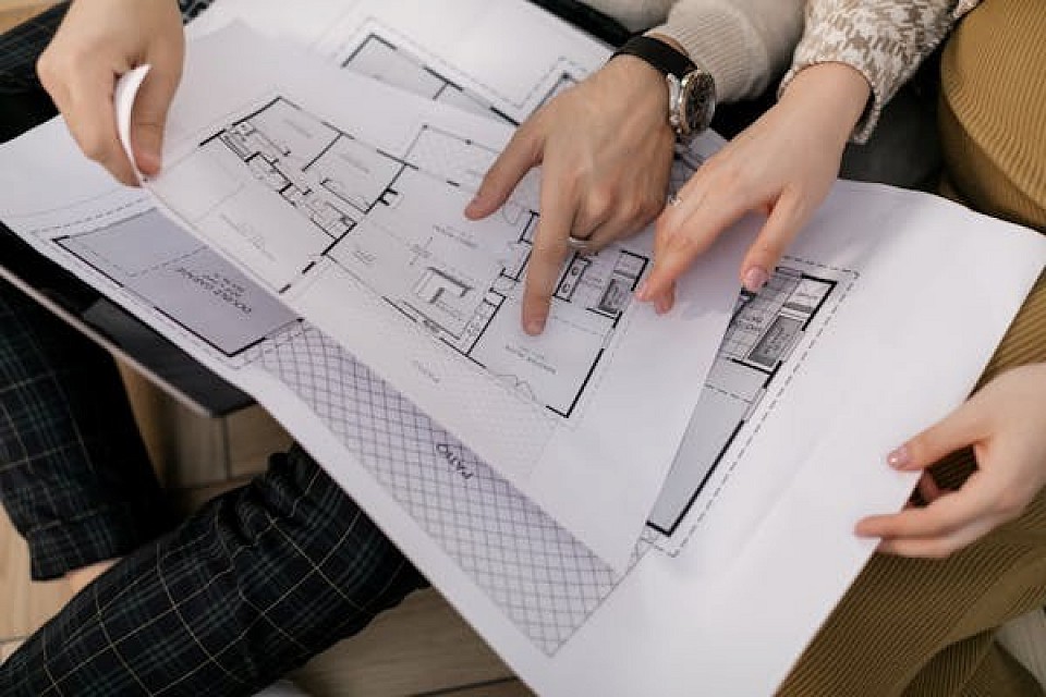 Viviamo in un mondo in cui l'accesso alla proprietà immobiliare è diventato un obiettivo per molti individui, che si tratti di acquistare una prima casa, di investire in un immobile in affitto o di finanziare progetti di ristrutturazione. Tuttavia, ottenere un mutuo ipotecario adatto alle proprie esigenze resta una tappa fondamentale di questo processo. Il mercato dei mutui è vasto e complesso e offre una moltitudine di soluzioni finanziarie a seconda della natura del progetto, della capacità di rimborso e degli obiettivi a lungo termine. Trovare la soluzione di finanziamento ideale può sembrare difficile, ma prendendoti il ​​tempo di valutare tutte le opzioni disponibili, potrai accedere a prestiti vantaggiosi che ti aiuteranno a realizzare i tuoi sogni immobiliari.