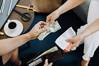 La simulazione del prestito è uno strumento digitale intuitivo che ti consente di ottenere, in pochi clic, un preventivo personalizzato del tuo finanziamento. Inserendo semplicemente alcuni dati chiave, come l'importo preso in prestito, la durata del prestito, il tasso di interesse e il tuo contributo personale, il simulatore calcola istantaneamente le tue rate mensili, il costo totale del prestito e la tua capacità di indebitamento. Questo servizio veloce, gratuito e senza impegno ti aiuta a confrontare diverse offerte di finanziamento e a preparare con calma la tua pratica, che si tratti di un progetto immobiliare o di personale. Adattando la stima alla tua situazione reale, avrai una visione chiara per prendere le migliori decisioni finanziarie e ottimizzare il tuo budget.