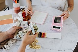 La simulazione del prestito è uno strumento digitale intuitivo che ti consente di ottenere, in pochi clic, un preventivo personalizzato del tuo finanziamento. Inserendo semplicemente alcuni dati chiave, come l'importo preso in prestito, la durata del prestito, il tasso di interesse e il tuo contributo personale, il simulatore calcola istantaneamente le tue rate mensili, il costo totale del prestito e la tua capacità di indebitamento. Questo servizio veloce, gratuito e senza impegno ti aiuta a confrontare diverse offerte di finanziamento e a preparare con calma la tua pratica, che si tratti di un progetto immobiliare o di personale. Adattando la stima alla tua situazione reale, avrai una visione chiara per prendere le migliori decisioni finanziarie e ottimizzare il tuo budget.