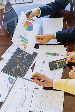 La simulazione del prestito è uno strumento digitale intuitivo che ti consente di ottenere, in pochi clic, un preventivo personalizzato del tuo finanziamento. Inserendo semplicemente alcuni dati chiave, come l'importo preso in prestito, la durata del prestito, il tasso di interesse e il tuo contributo personale, il simulatore calcola istantaneamente le tue rate mensili, il costo totale del prestito e la tua capacità di indebitamento. Questo servizio veloce, gratuito e senza impegno ti aiuta a confrontare diverse offerte di finanziamento e a preparare con calma la tua pratica, che si tratti di un progetto immobiliare o di personale. Adattando la stima alla tua situazione reale, avrai una visione chiara per prendere le migliori decisioni finanziarie e ottimizzare il tuo budget.