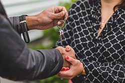 La simulazione del prestito è uno strumento digitale intuitivo che ti consente di ottenere, in pochi clic, un preventivo personalizzato del tuo finanziamento. Inserendo semplicemente alcuni dati chiave, come l'importo preso in prestito, la durata del prestito, il tasso di interesse e il tuo contributo personale, il simulatore calcola istantaneamente le tue rate mensili, il costo totale del prestito e la tua capacità di indebitamento. Questo servizio veloce, gratuito e senza impegno ti aiuta a confrontare diverse offerte di finanziamento e a preparare con calma la tua pratica, che si tratti di un progetto immobiliare o di personale. Adattando la stima alla tua situazione reale, avrai una visione chiara per prendere le migliori decisioni finanziarie e ottimizzare il tuo budget.